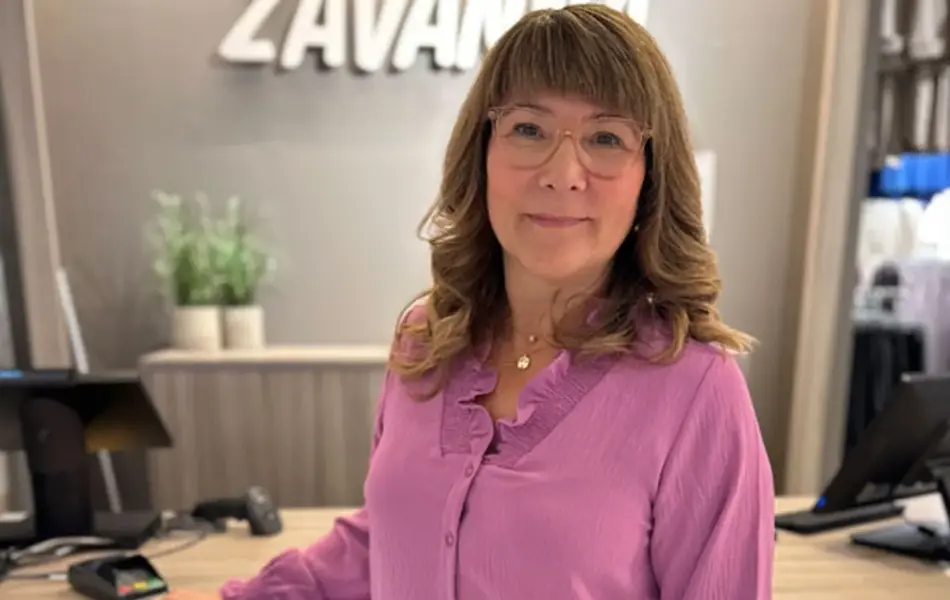 Dame kledd i rosa bluse fra Zavanna