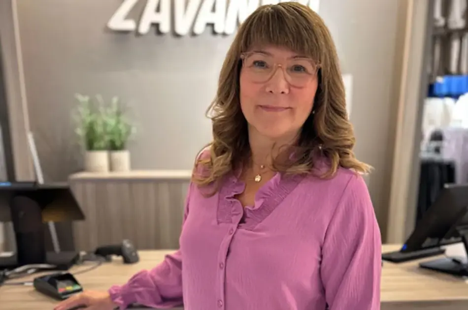 Dame kledd i rosa bluse fra Zavanna