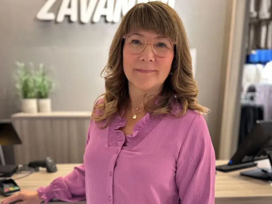 Dame kledd i rosa bluse fra Zavanna