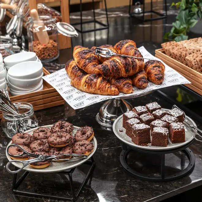 Nærbilde av frokostbuffet med diverse bakevarer og knekkebrød