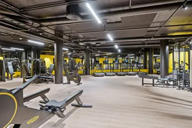 Et stort treningsrom med gule vegger på Vika Atrium