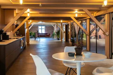 Felles kjøkkensone i Tullins gate 4C med detaljer som betonggulv og gamle trebjelker i tak