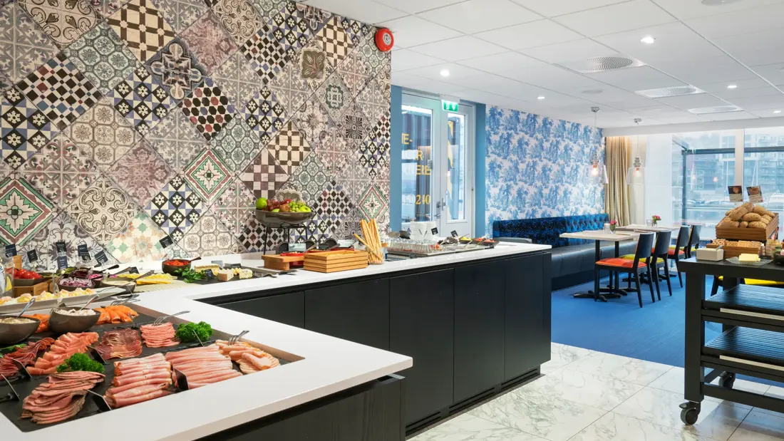 Frokostbuffet med et stort utvalg pålegg på Thon Hotel Tønsberg Brygge