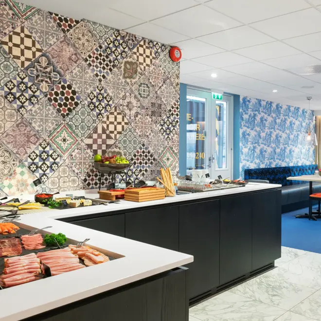 Frokostbuffet med et stort utvalg pålegg på Thon Hotel Tønsberg Brygge