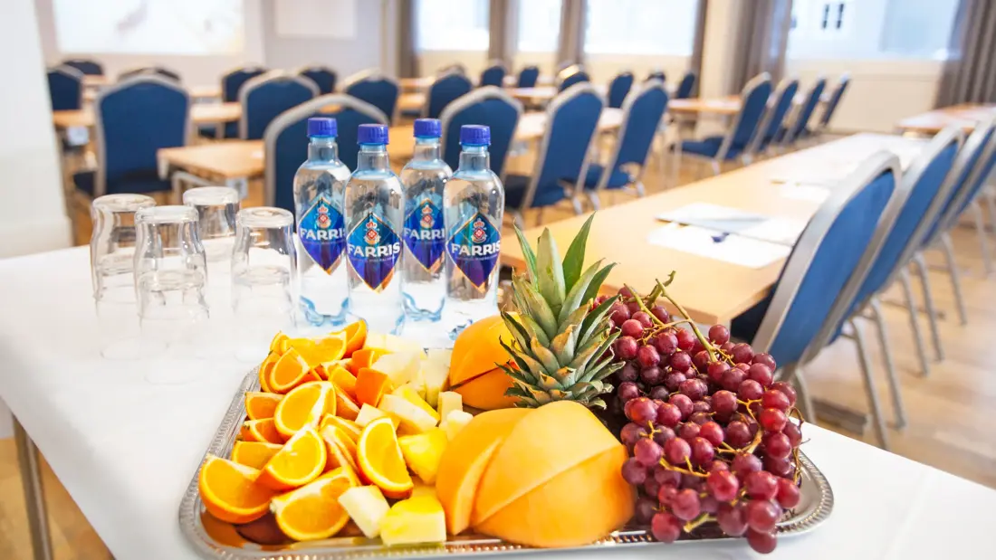 Fruktfat i konferansesal på Thon Hotel Narvik
