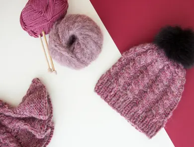 Strikkepinner, garnnøster og lue