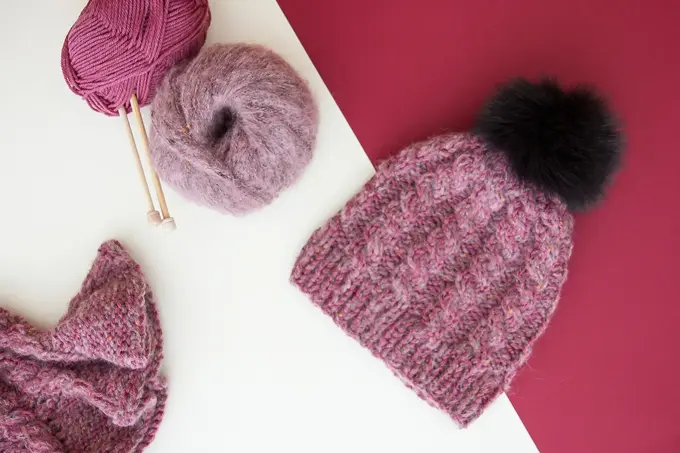 Strikkepinner, garnnøster og lue