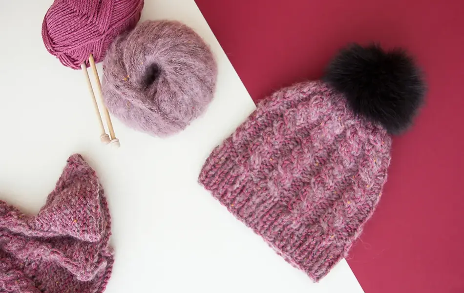 Strikkepinner, garnnøster og lue