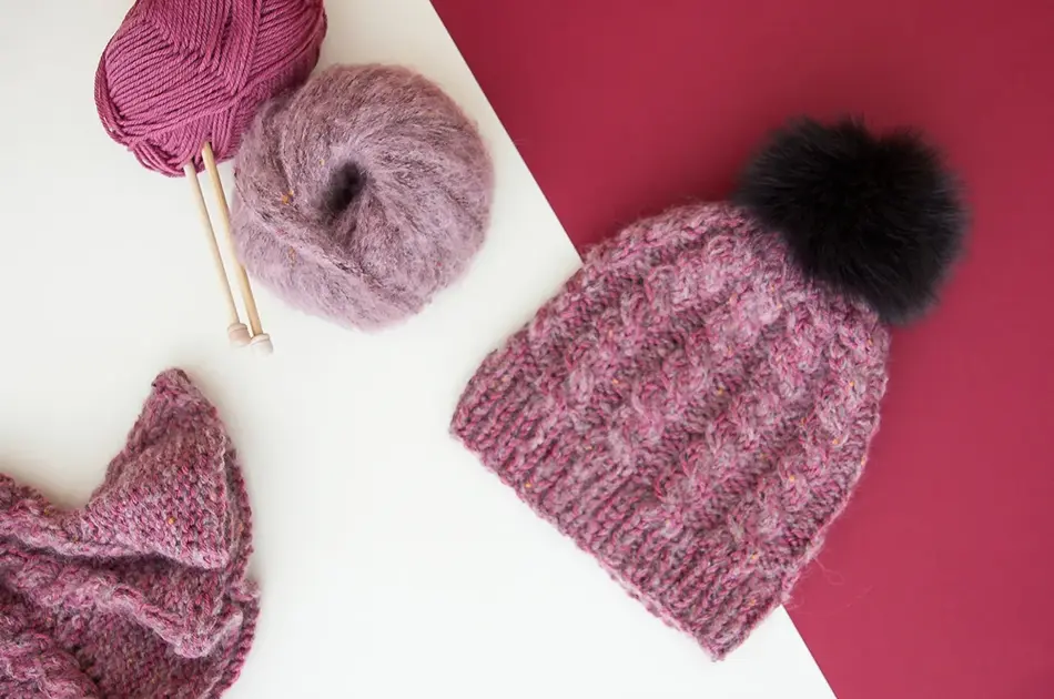 Strikkepinner, garnnøster og lue