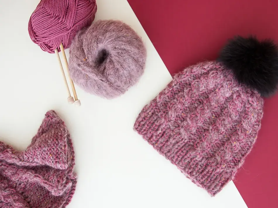 Strikkepinner, garnnøster og lue