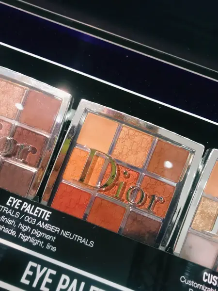 Nærbilde av et øyeskyggepalett fra Dior