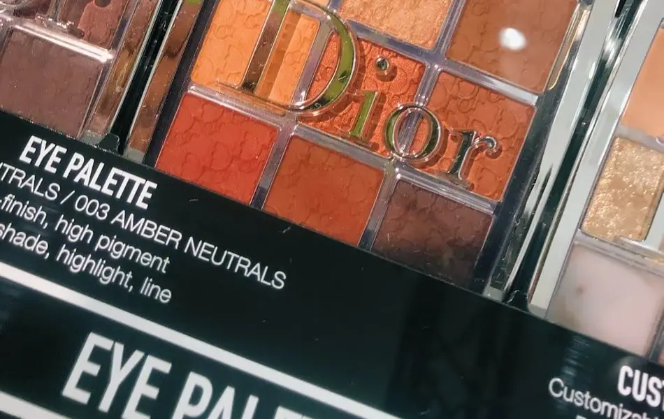 Nærbilde av et øyeskyggepalett fra Dior