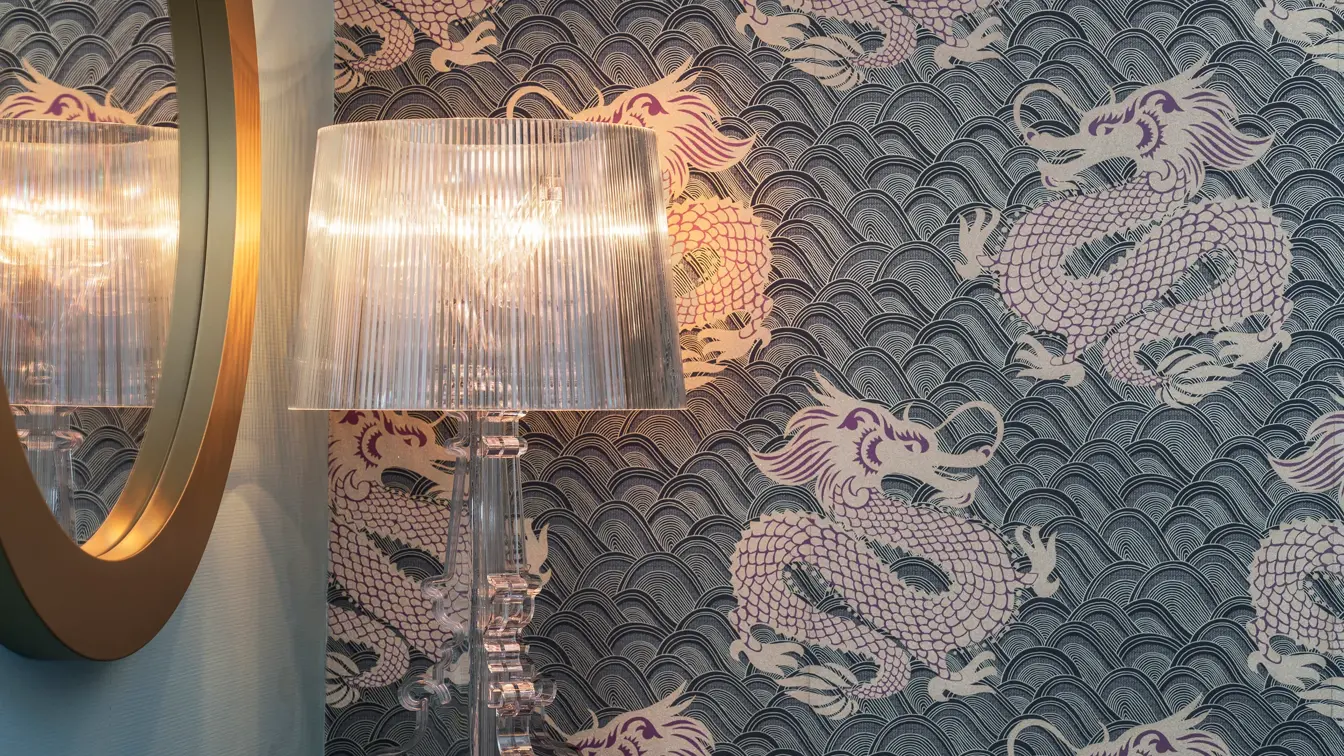 lampe og drage-tapet på suite på thon hotel lofoten 