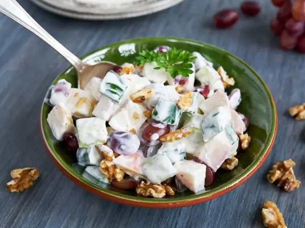 Skål med waldorfsalat sett ovenfra