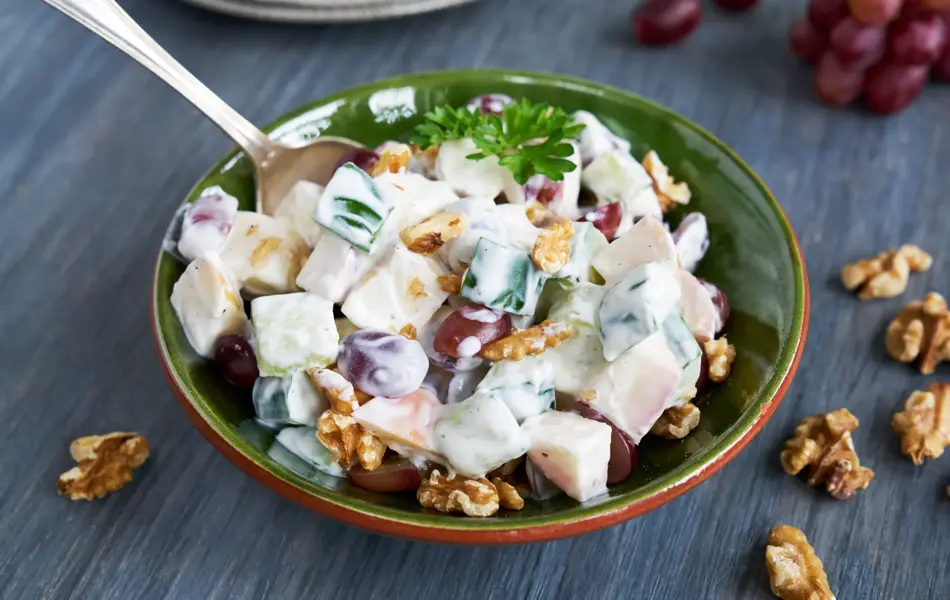 Skål med waldorfsalat sett ovenfra