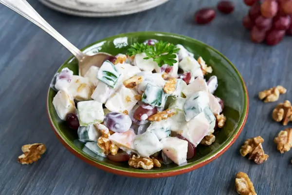 Skål med waldorfsalat sett ovenfra