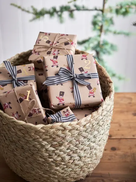 gaver i flettet kurv