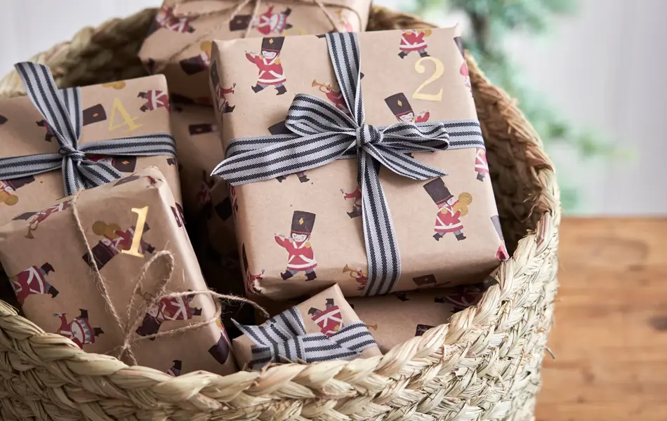 gaver i flettet kurv