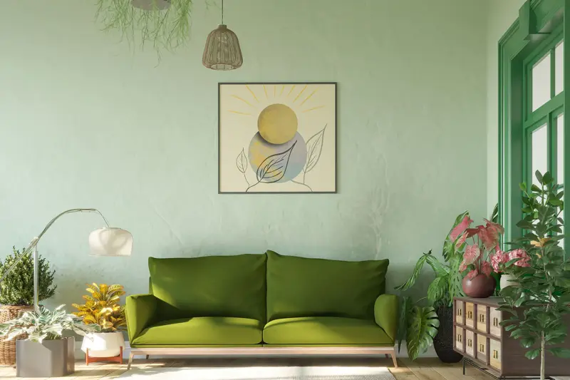En lys grønn sofa inntil en turkis vegg, omringet av planter.