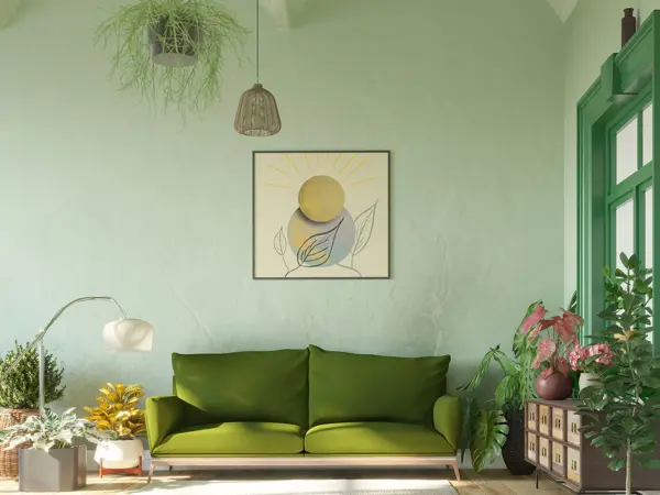 En lys grønn sofa inntil en turkis vegg, omringet av planter.