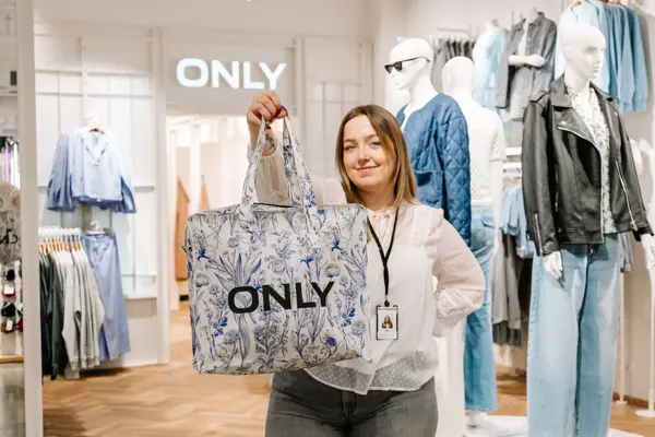 Dame som poserer med handlenett fra Only