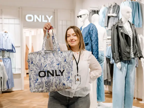 Dame som poserer med handlenett fra Only