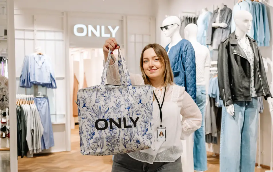 Dame som poserer med handlenett fra Only
