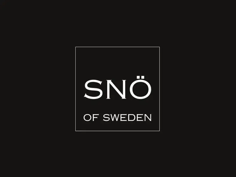 Sort bakgrunn og logoen til Snö of Sweden