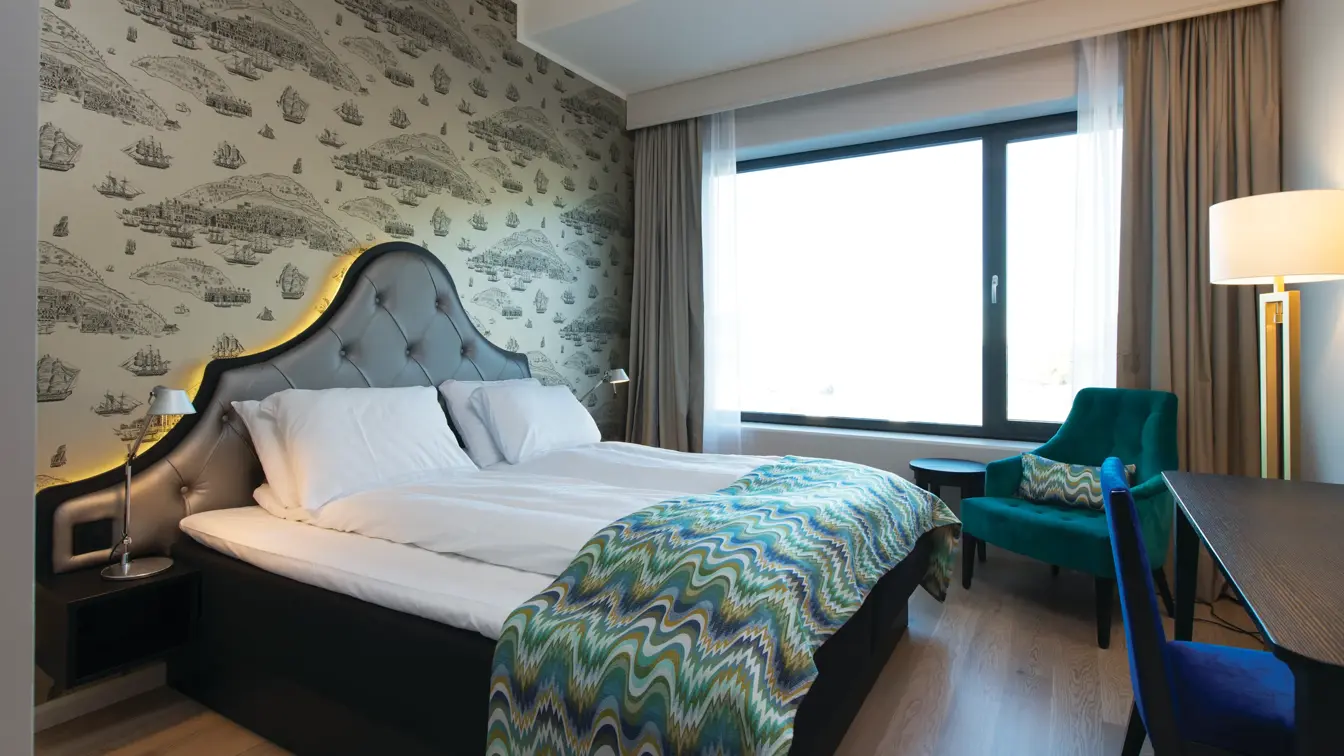 Dobbelseng på dobbeltrom på Thon Hotel Fosnavåg som ligger på kaia i Fosnavåg