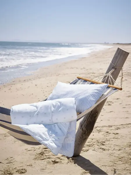 Hengekøye med dyne og pute på stranden
