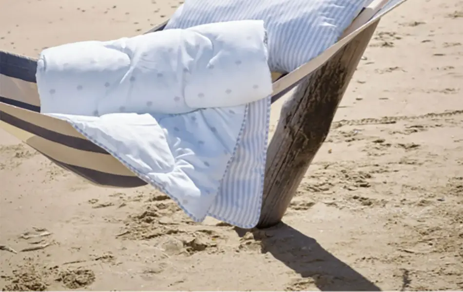 Hengekøye med dyne og pute på stranden