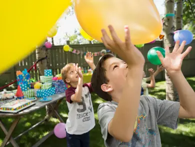 to gutter leker med ballonger