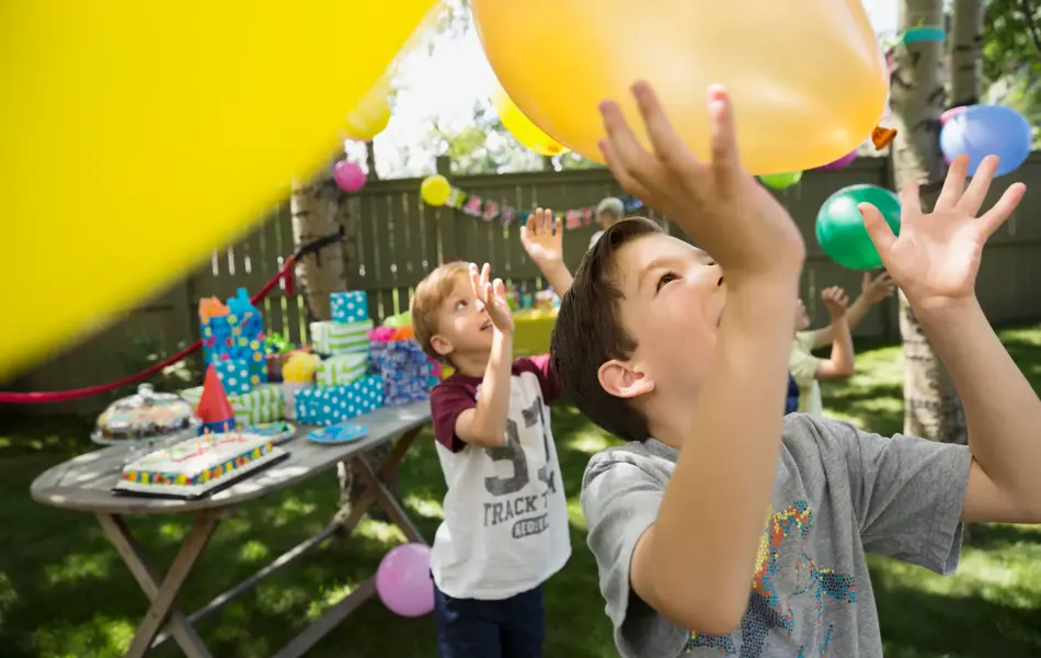 to gutter leker med ballonger