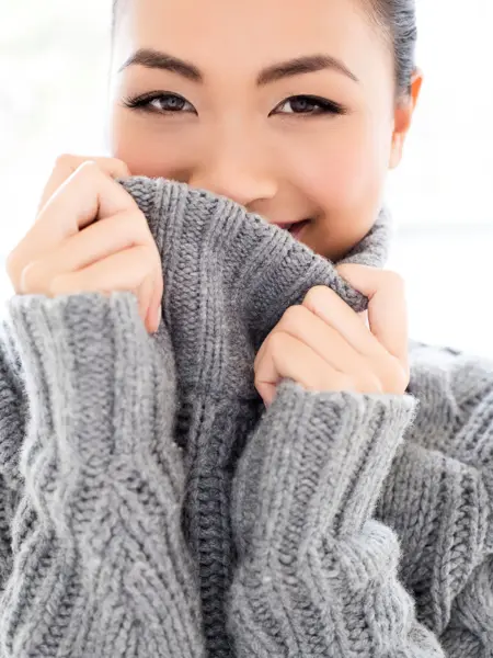 Dame i grå strikkegenser 