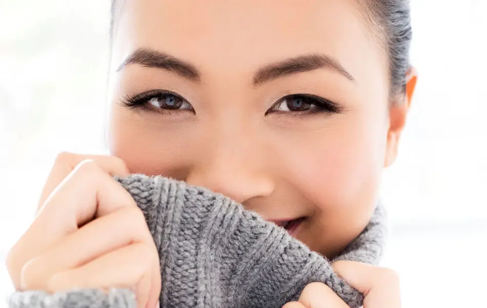 Dame i grå strikkegenser 