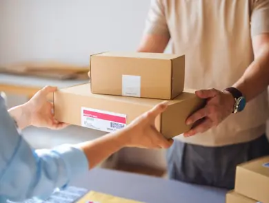 Dame som tar i mot pakker fra en mann