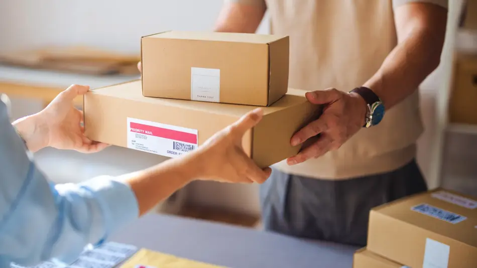 Dame som tar i mot pakker fra en mann