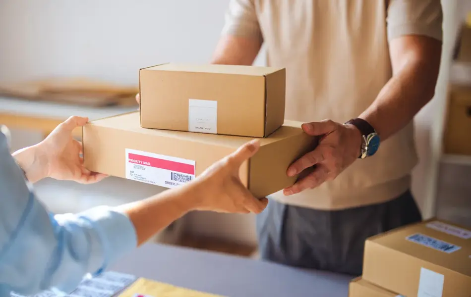 Dame som tar i mot pakker fra en mann