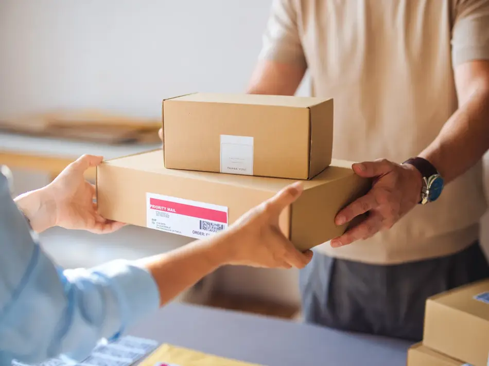 Dame som tar i mot pakker fra en mann