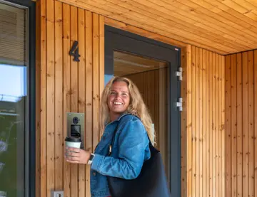 Dame i 30-årene låser seg inn i bygget