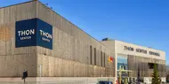 Thon Senter Eidsvoll fasade, inngang med logo og parkeringsplass.