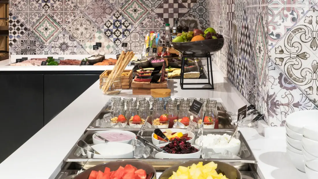 Frokostbuffet med et stort utvalg pålegg, yoghurt, frukt og bær på Thon Hotel Tønsberg Brygge