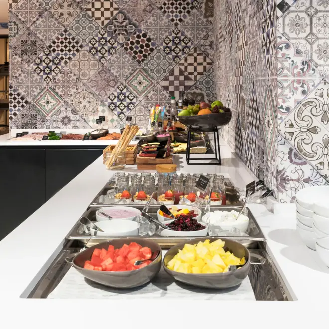 Frokostbuffet med et stort utvalg pålegg, yoghurt, frukt og bær på Thon Hotel Tønsberg Brygge