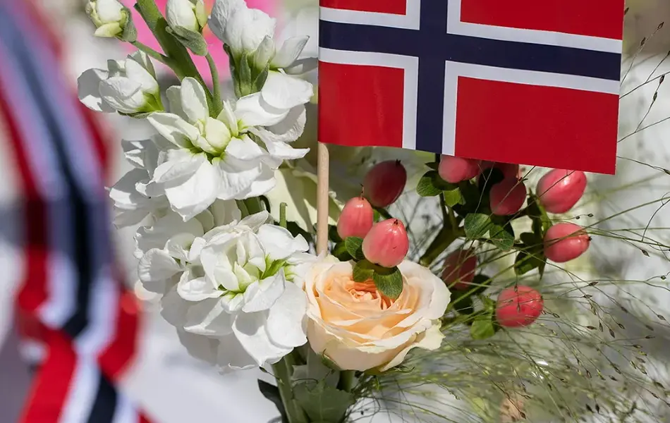 Dekket bord med blomster og flagg