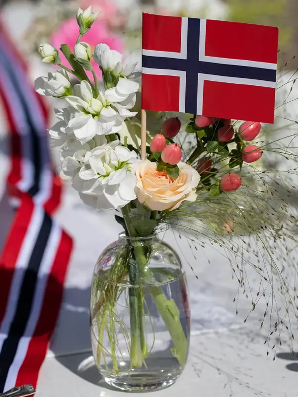 Dekket bord med blomster og flagg