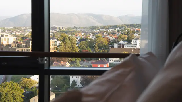 Nærbilde av utsikten fra sengen på suite