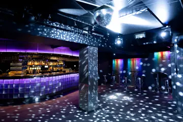 London Pub, bar og dansegulv med discokule