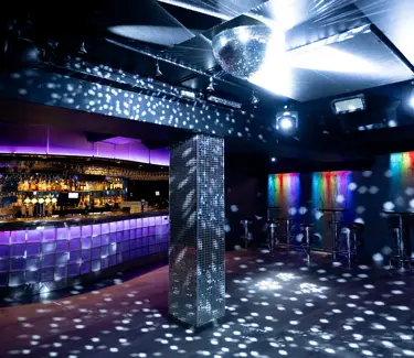 London Pub, bar og dansegulv med discokule