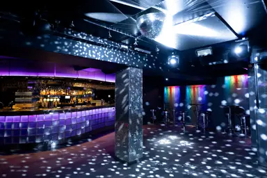 London Pub, bar og dansegulv med discokule