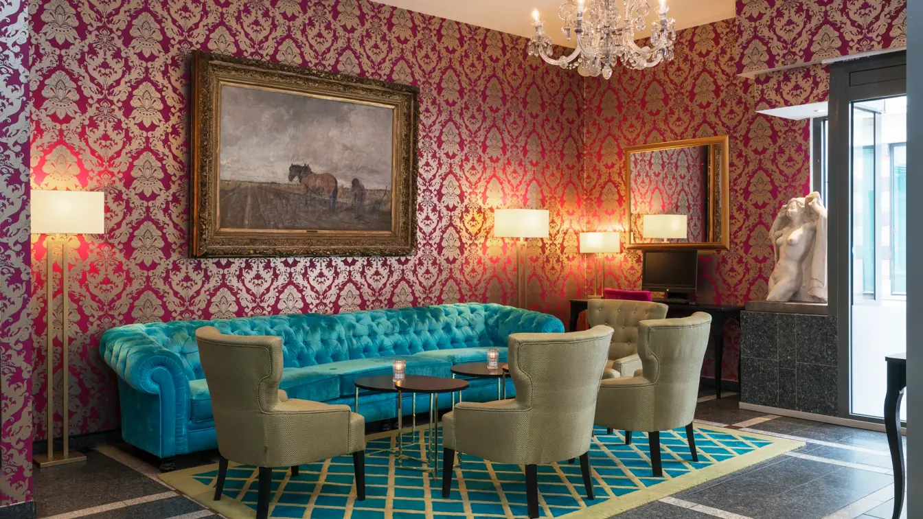 Lobbyen på Thon Hotel Cecil med sofa og fire lenestoler
